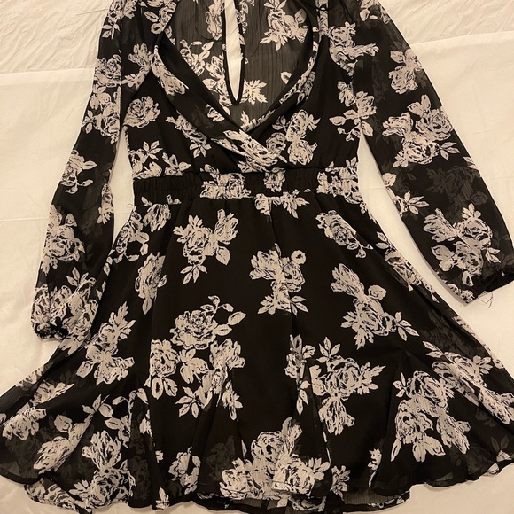 Floral Dress, Deep V neck, cute back cutout (Size S) - Picture 2 of 5